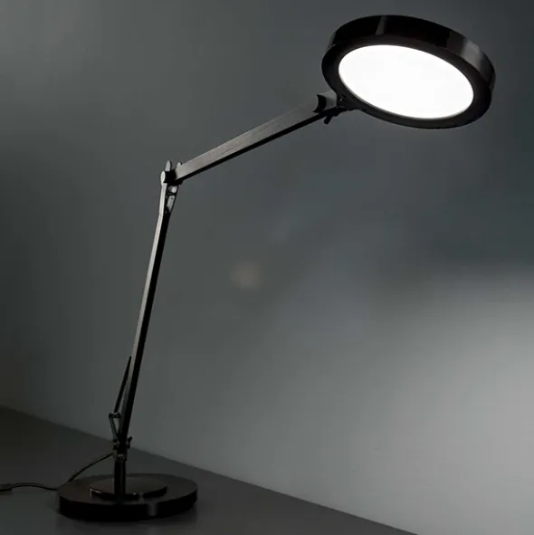 Futura lampada da tavolo orientabile