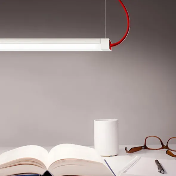 Lieve lampada a sospensione lineare